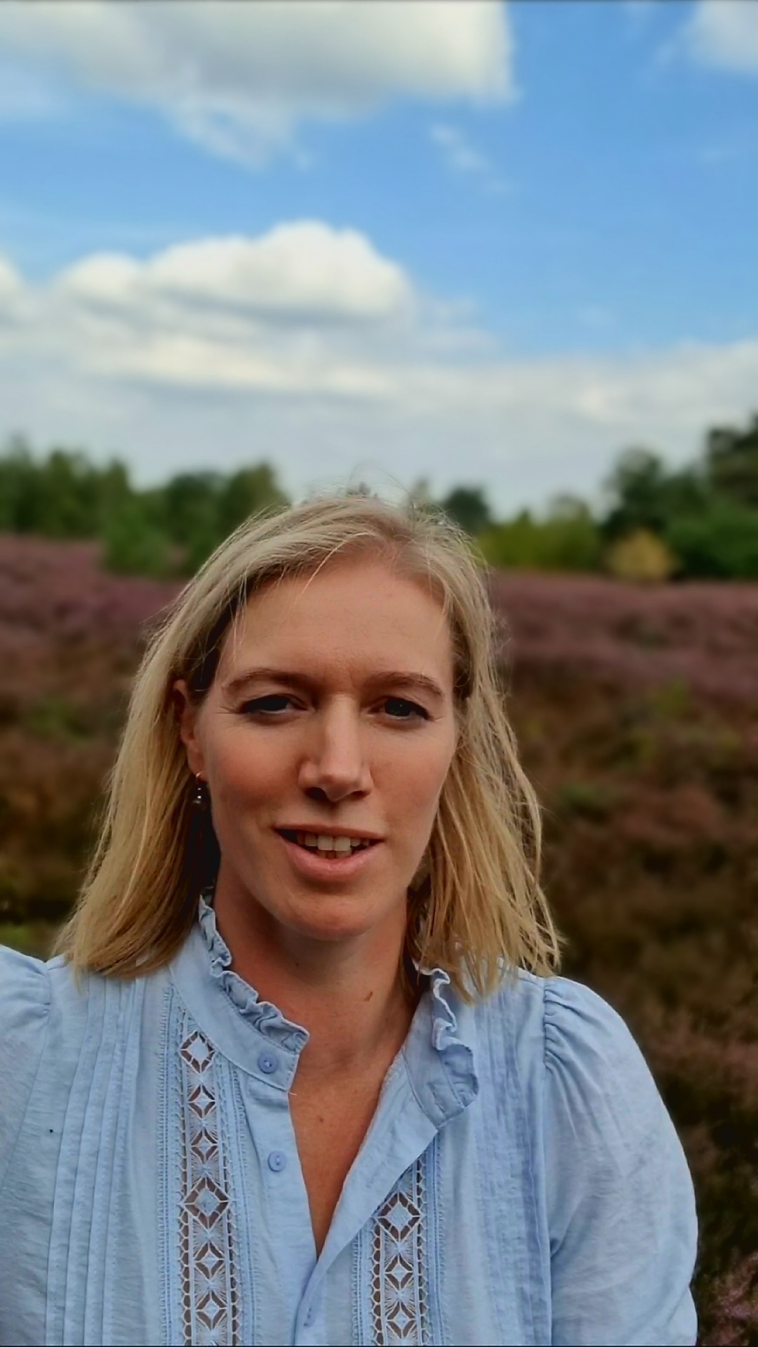 Yvette van De Fitte Mam buiten op de heide